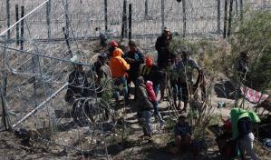 Mexicanos critican a López Obrador por dar 110 dólares a migrantes deportados