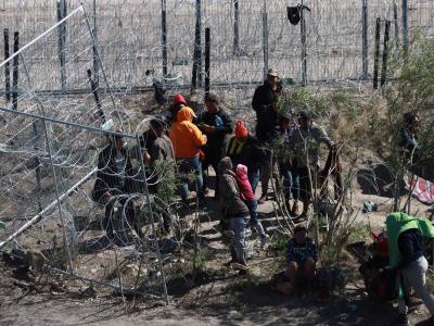 Mexicanos critican presidente por dar US$110 a migrantes deportados