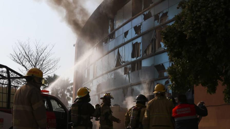 Manifestantes atacan edificio estatal e incendian varios vehículos en el sur de México