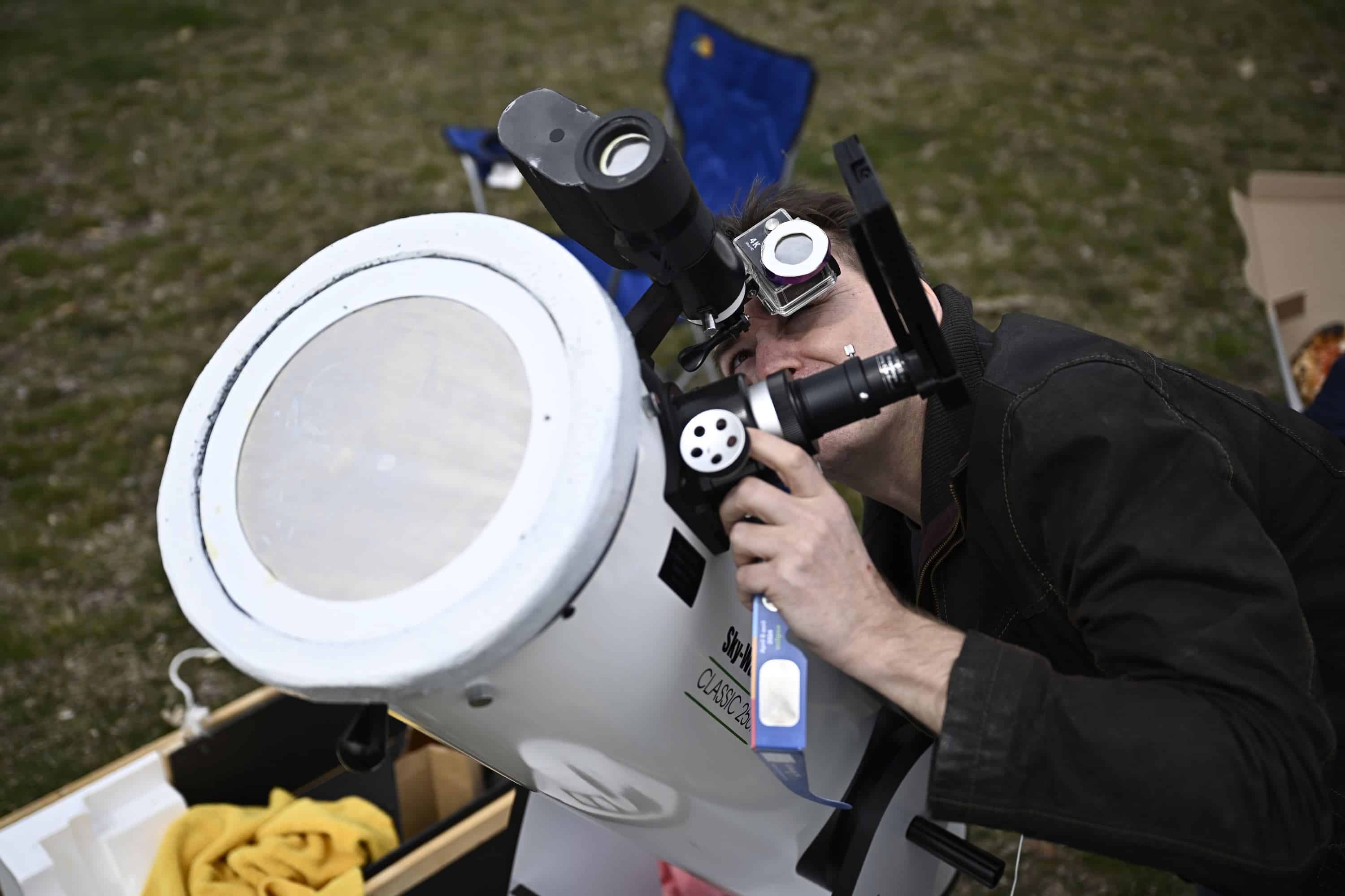 Chris Belkosky muestra la configuración de su telescopio Dobsoniano, antes del inicio de un eclipse solar total, en Kingston, Ontario, el lunes 8 de abril de 2024.