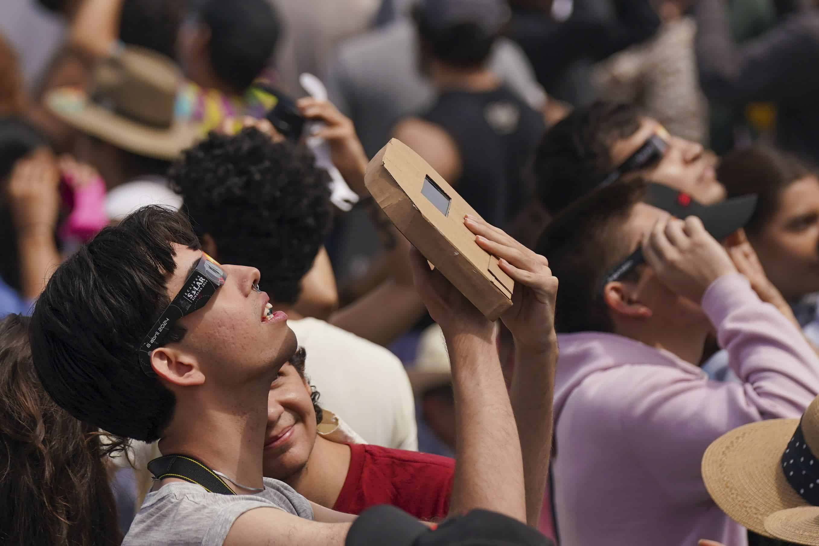 La gente usa gafas especiales para ver un eclipse solar total en Mazatlán, México, el lunes 8 de abril de 2024.