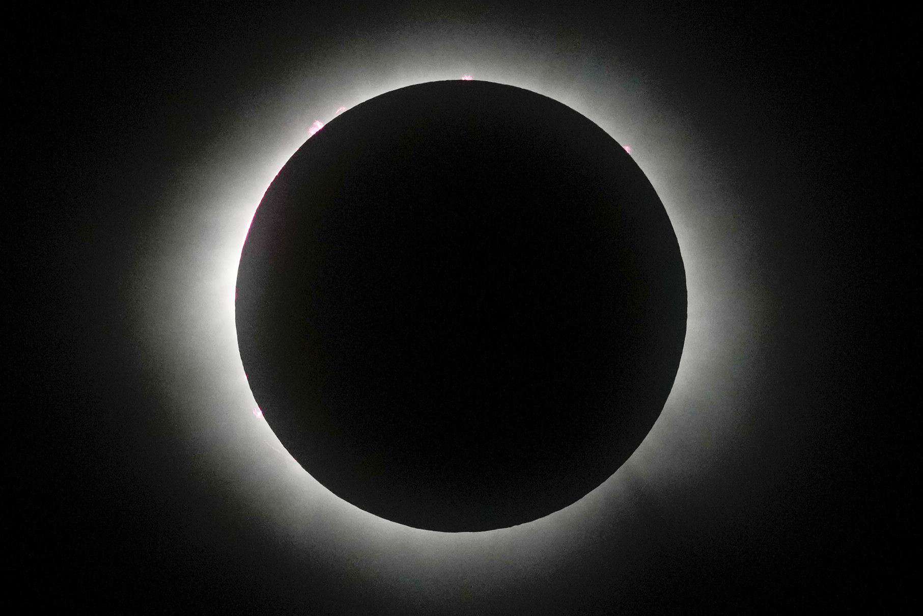 La luna cubre el sol durante un eclipse solar total en Mazatlán, México, el lunes 8 de abril de 2024.
