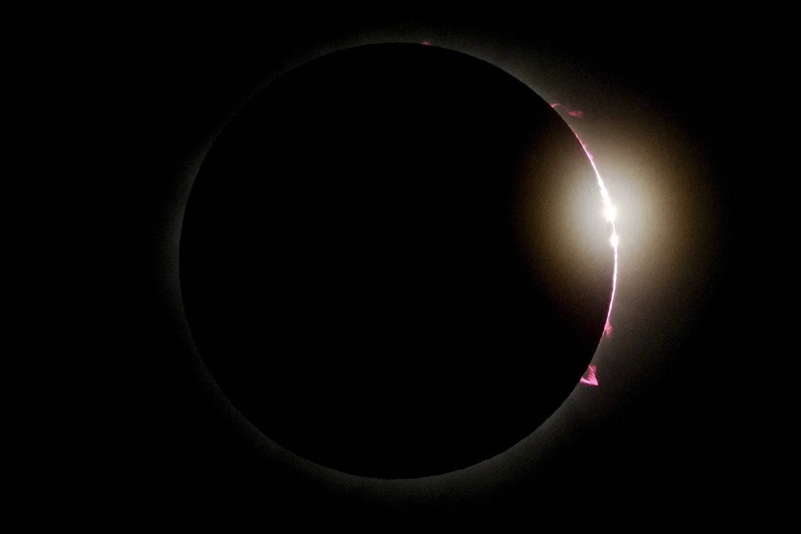 La luna cubre parcialmente el sol durante un eclipse solar total en Mazatlán, México, el lunes 8 de abril de 2024.