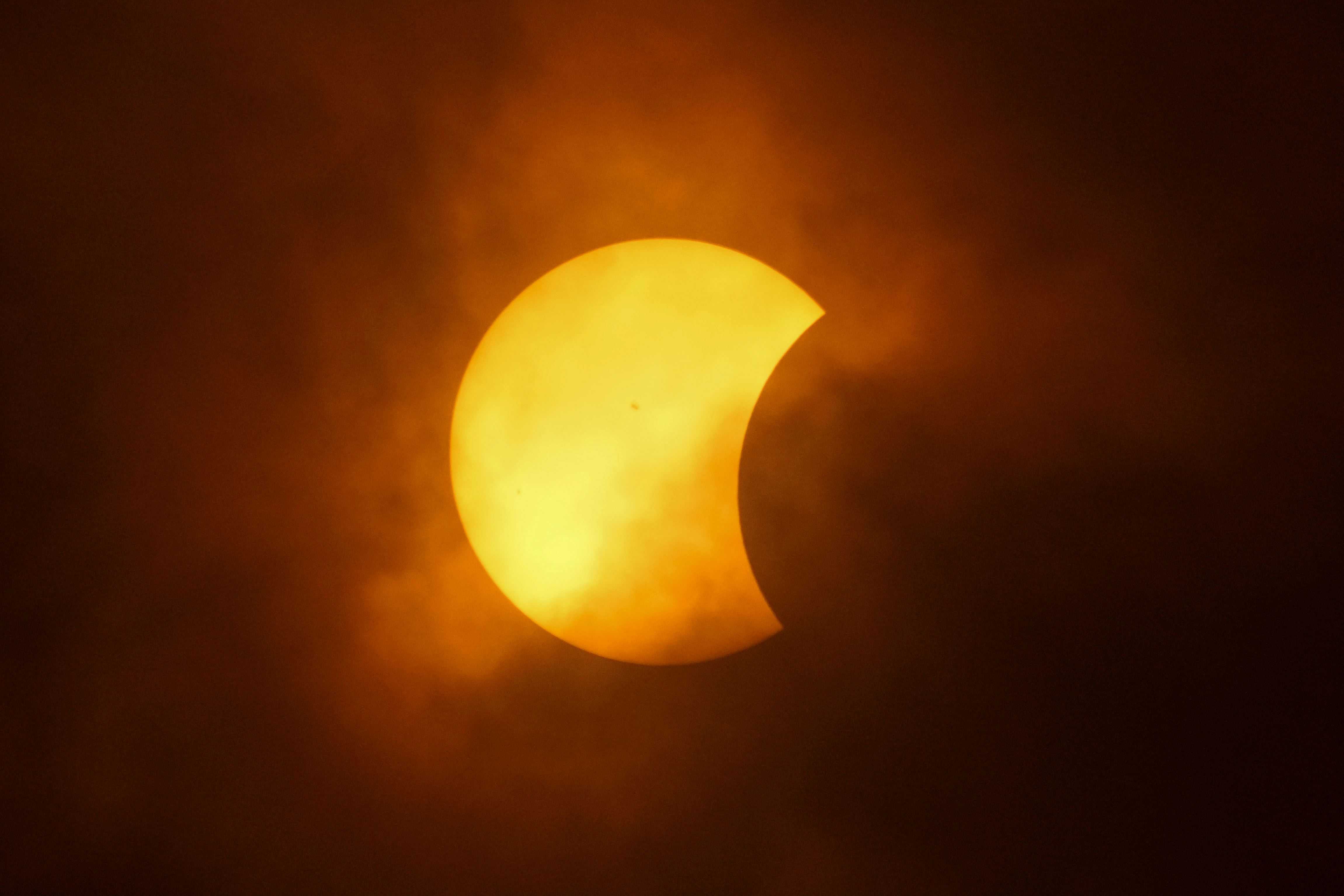 La luna cubre parcialmente el sol durante un eclipse solar total, visto desde Eagle Pass, Texas, el lunes 8 de abril de 2024.