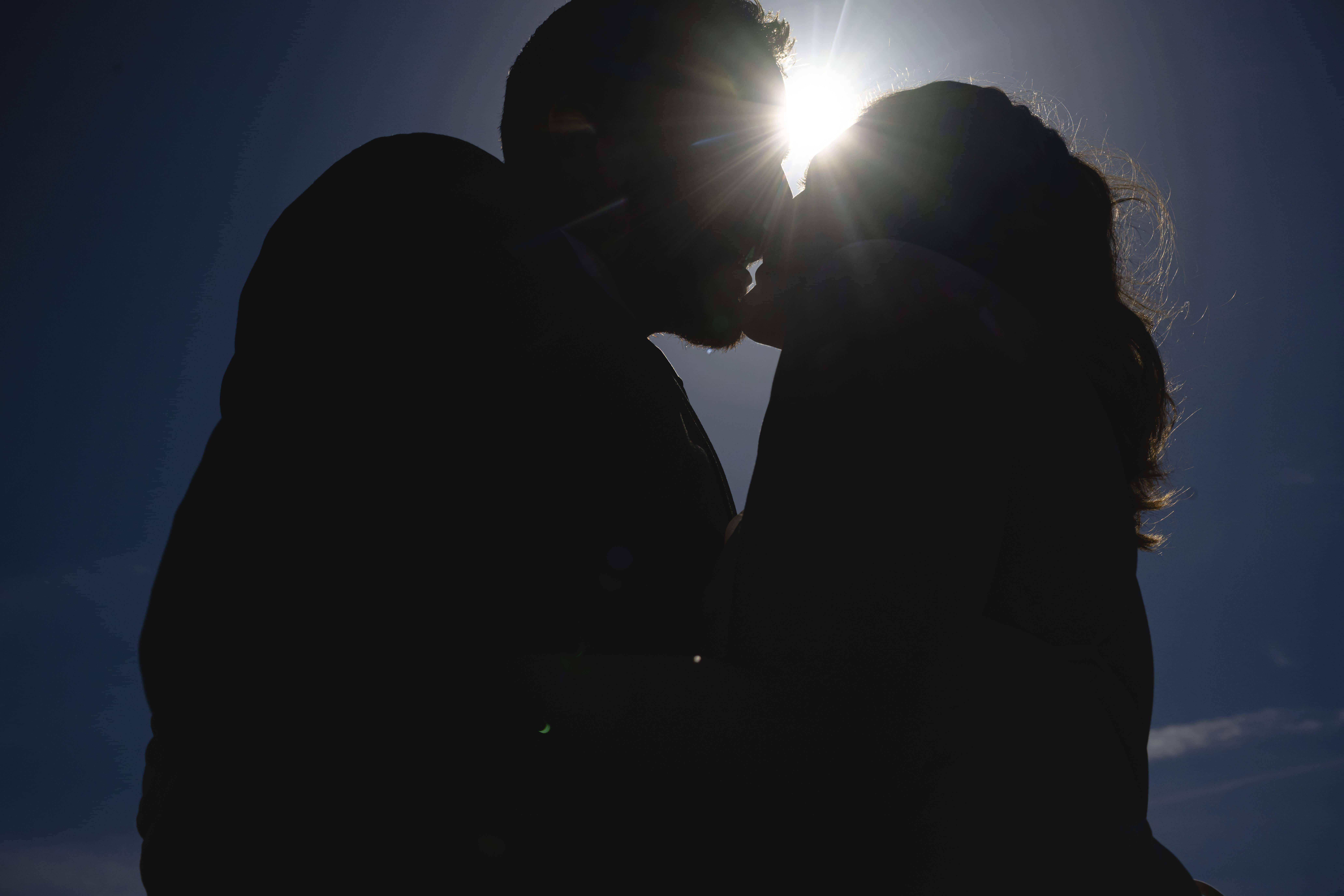 Gerald Lester y Samantha Palmer se besan justo antes de la totalidad durante un eclipse solar durante una ceremonia de boda masiva en Trenton Community Park, el lunes 8 de abril de 2024, en Trenton, Ohio.