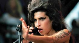 El padre de Amy Winehouse pierde juicio contra amigas de su hija tras subastar objetos de la artista