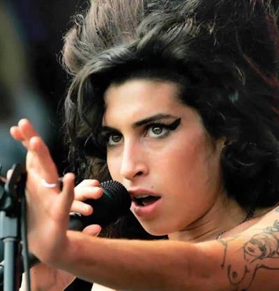 El padre de Amy Winehouse pierde juicio contra amigas de su hija tras subastar objetos de la artista
