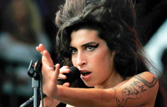 El padre de Amy Winehouse pierde juicio contra amigas de su hija tras subastar objetos de la artista