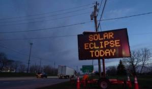 Eclipse total en América del Norte atrae interés científico, alegría y caos