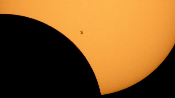 Comienza eclipse solar total en el Pacífico