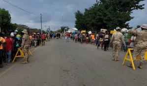 Miles de haitianos se agolpan en Dajabón por escasez