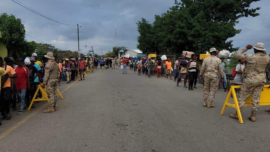Miles de haitianos se agolpan en Dajabón por escasez