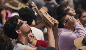 Millones alzan la vista al cielo por eclipse solar