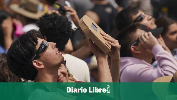 Millones alzan la vista al cielo por eclipse solar total