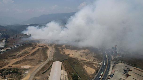 Fuego en un gran basurero provoca fuerte contaminación del aire en la capital de Guatemala