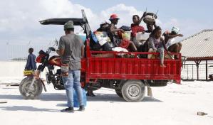 Un mercado fronterizo, bilingüe, lleno de niños y una verja que separa dos países