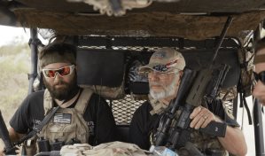 Arizona veta ley que deja a rancheros disparar contra migrantes que crucen por sus tierras