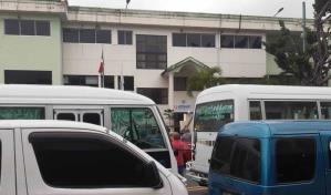 Choferes se manifiestan frente al Intrant en demanda de subsidio de combustible