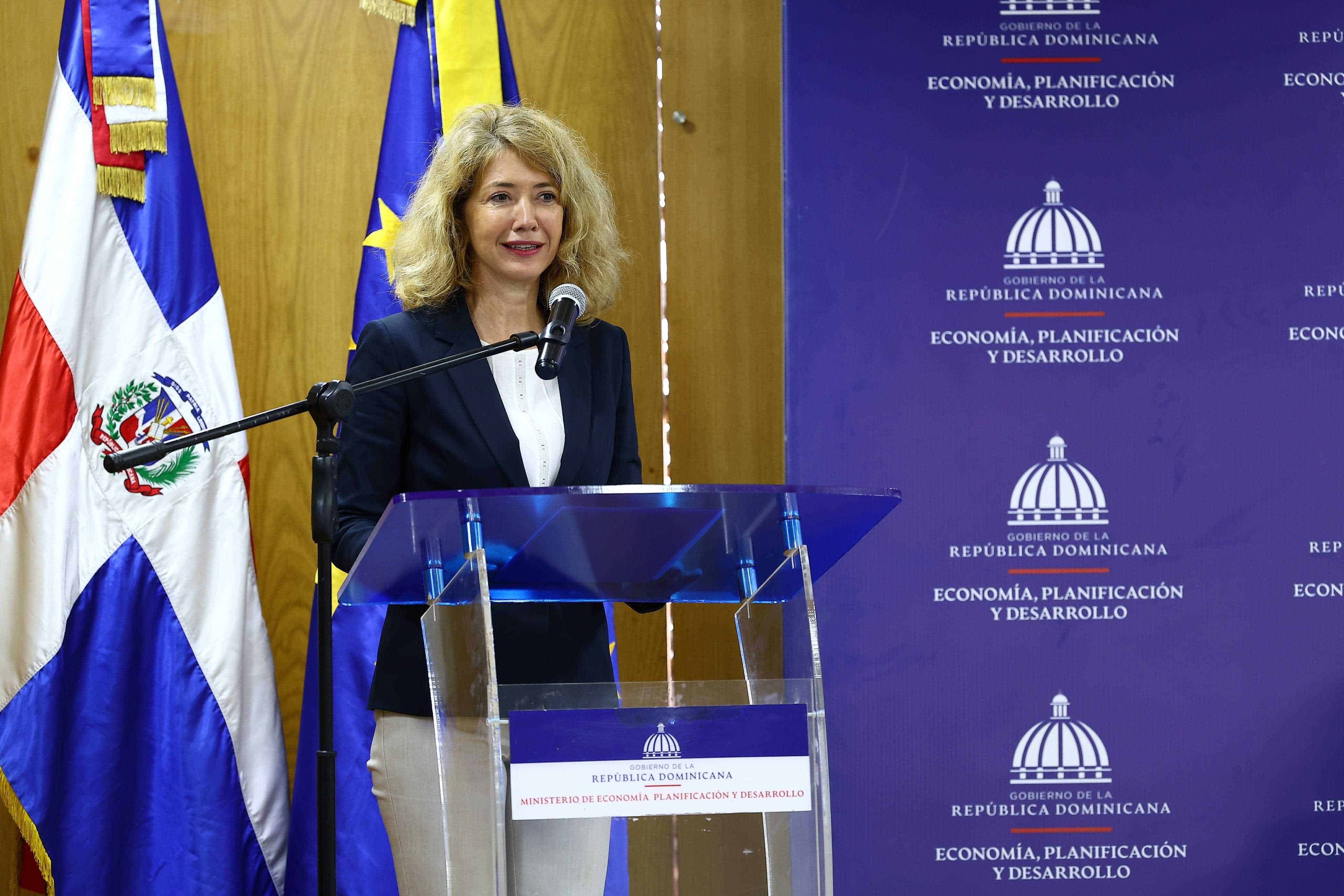 La embajadora de la UE en RD, Katja Afheldt, durante el acto de entrega de los recursos.