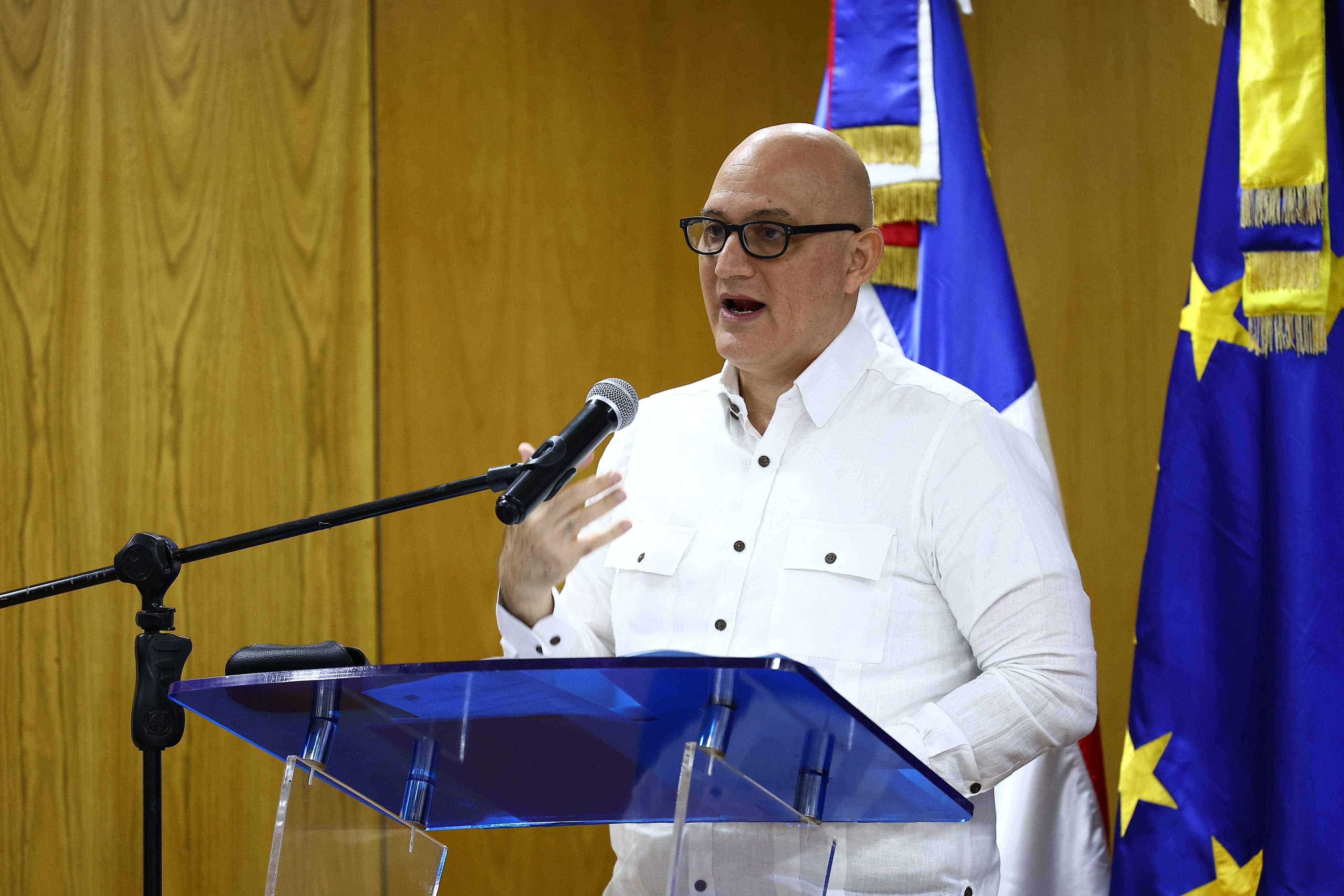 El ministro de Economía, Planificación y Desarrollo, Pavel Isa Contreras,  durante el acto de entrega de los recursos.