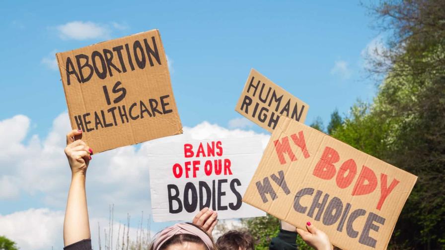 Gobernadora de Arizona promulga ley que deroga prohibición de 1864 contra el aborto