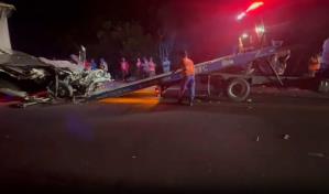 Dos camiones chocan en autov&iacute;a del Nordeste; hay tres muertos