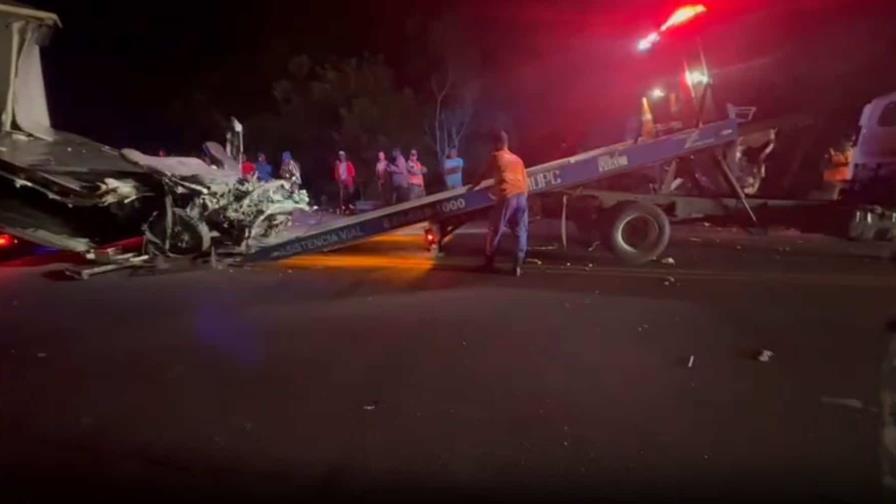 Dos camiones chocan en autovía del Nordeste; hay tres muertos