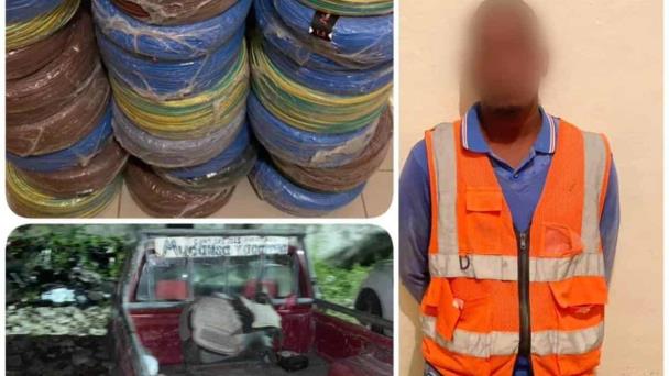 Apresan hombre acusado de sustraer 25 rollos de alambres de una construcción en Miches