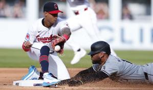 Cubano Moncada, auxiliado para salir tras lesi&oacute;n en juego de Medias Blancas ante Guardianes