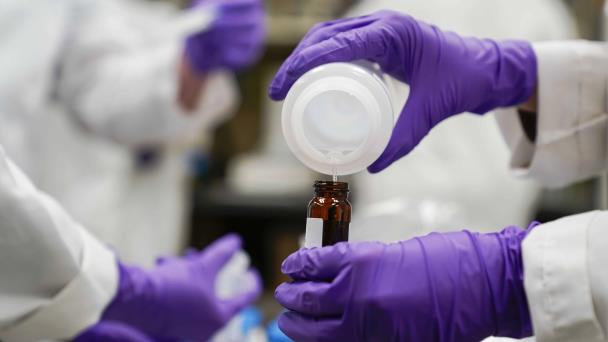 EE. UU. limita por primera vez la presencia de PFAS tóxicos en el agua potable
