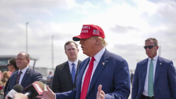 Trump dice que ley de Arizona que prohíbe casi todos los abortos va demasiado lejos