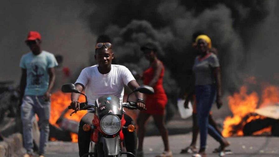 Vecinos bloquean calles en Puerto Príncipe para protegerse y evitar la entrada de bandas