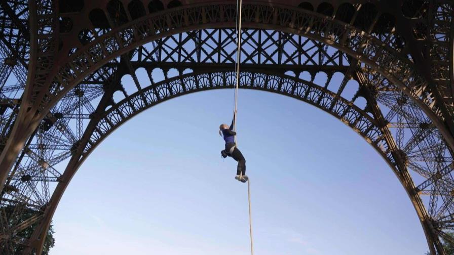 Una francesa sube 110m de la Torre Eiffel a pulso con una cuerda, nuevo récord mundial
