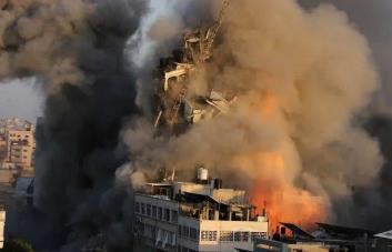 Siguen los bombardeos israelíes en Gaza y más de 100,000 personas huyen de Rafah