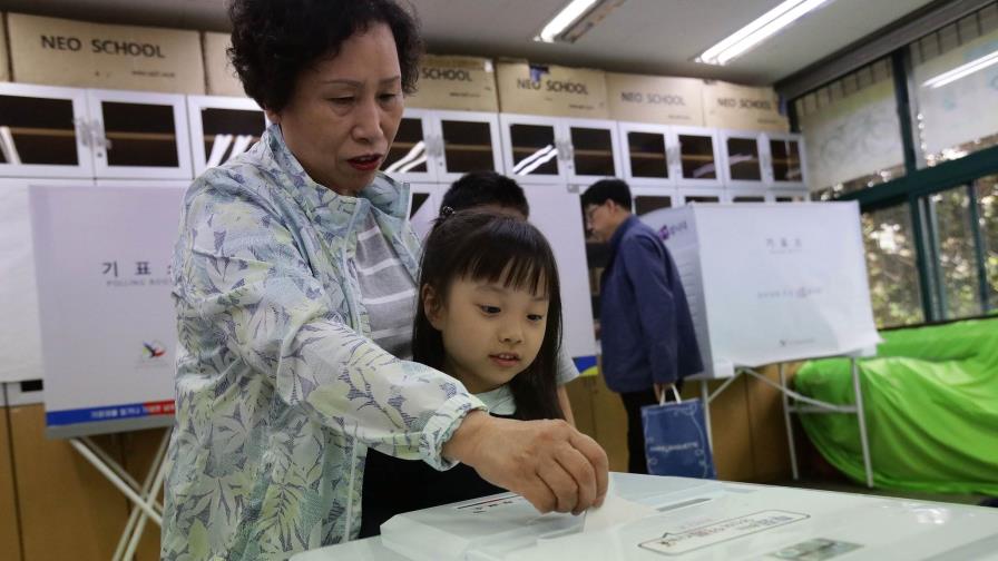 Oposición surcoreana logra mayoría parlamentaria mayor que la de 2020 y debilita a Yoon