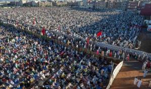 Rezos multitudinarios al aire libre en Marruecos para celebrar el fin de Ramadán