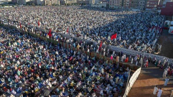 Rezos multitudinarios al aire libre en Marruecos para celebrar el fin de Ramadán