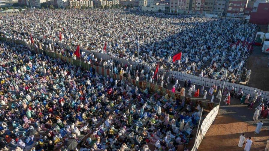 Rezos multitudinarios al aire libre en Marruecos para celebrar el fin de Ramadán