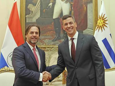 Santiago Peña y Lacalle Pou se reúnen en Paraguay