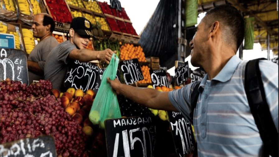 Consumidores de América Latina soportan precios más altos que el resto, dice Banco Mundial