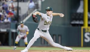 Sears lanza sin hit hasta el 7mo y As vencen a Rangers