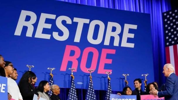 La campaña de Biden apunta a los hispanos con un anuncio en Arizona en defensa del aborto