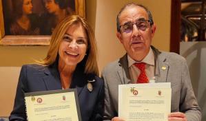 Carolina Mejía firma acuerdo con rector de la Universidad de Sevilla