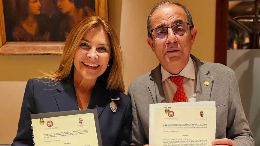 Carolina Mejía firma acuerdo con rector de la Universidad de Sevilla