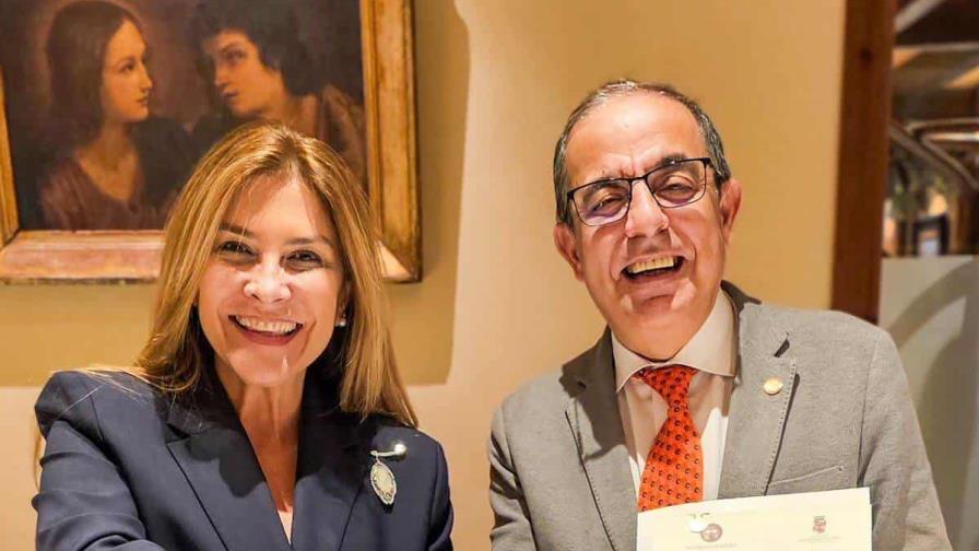 Carolina Mejía y rector de Universidad de Sevilla firman acuerdo
