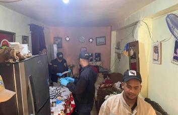 Cuerpo de bisabuela de niña ultimada en asalto en la Gómez presenta “una herida punzante”