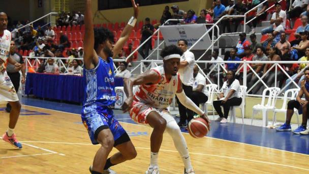 Kelvin Peña guía a los Sharks de Sosúa