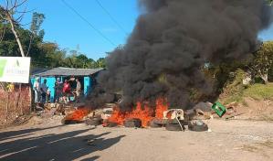 Realizan protesta para exigir terminaci&oacute;n de carretera en Hato Mayor