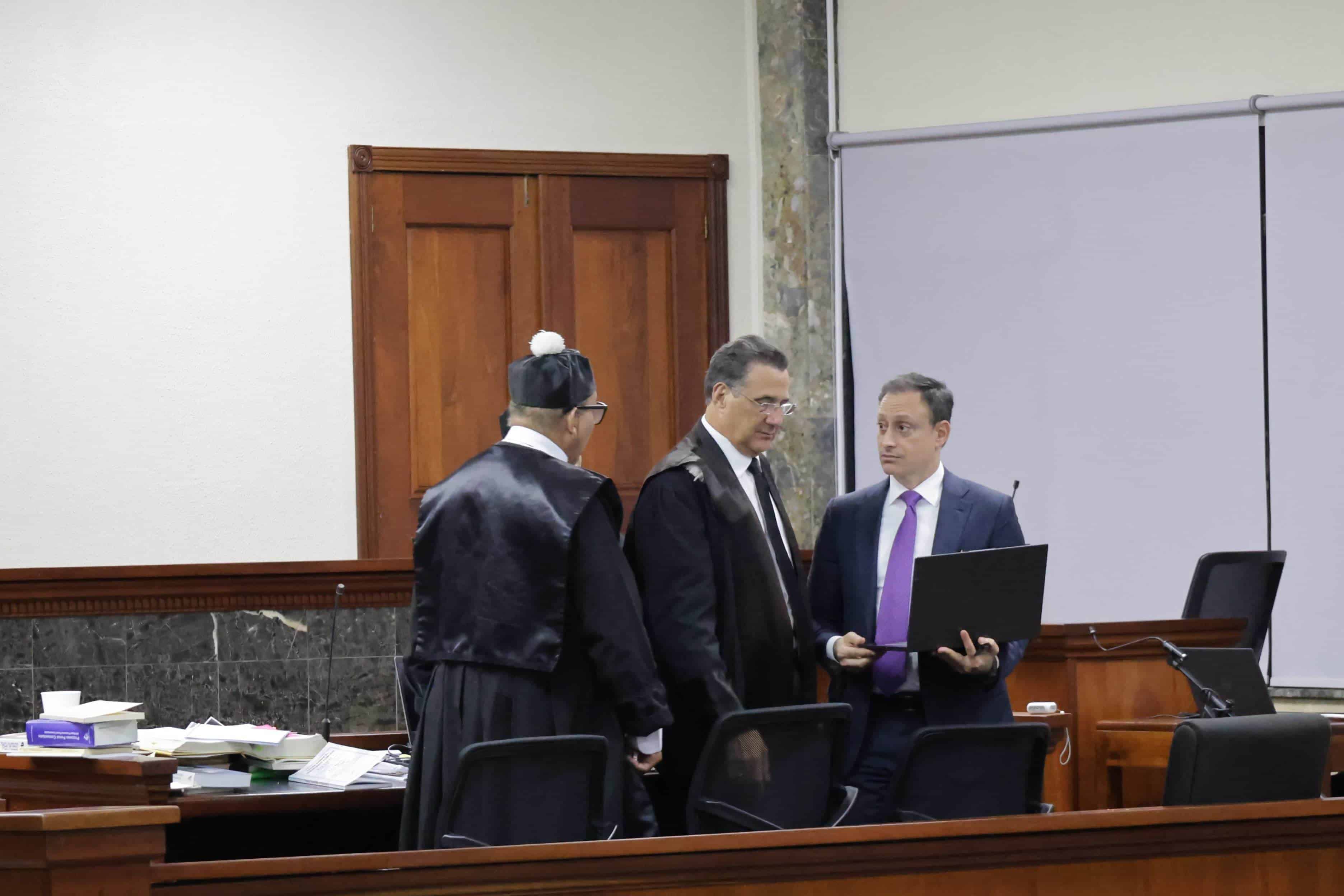 Jean Alain Rodríguez junto con sus abogados preparando su defensa