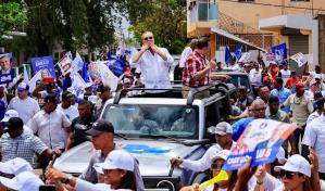 Luis Abinader encabeza caravana en Hato Mayor
